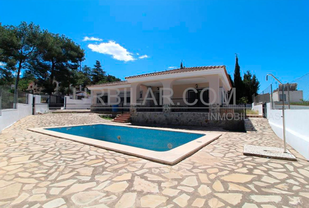 Chalet reformado en Villamarchante | Urbilar