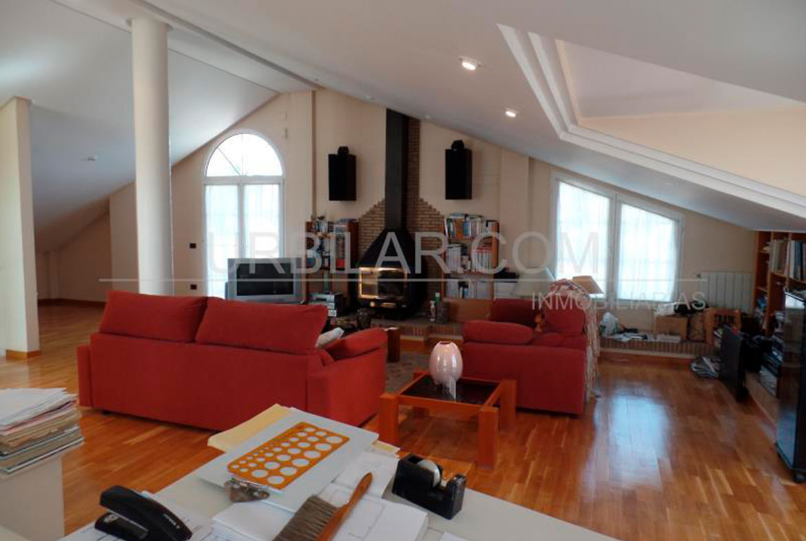 Segundo salón del chalet en venta en La Eliana | Urbilar