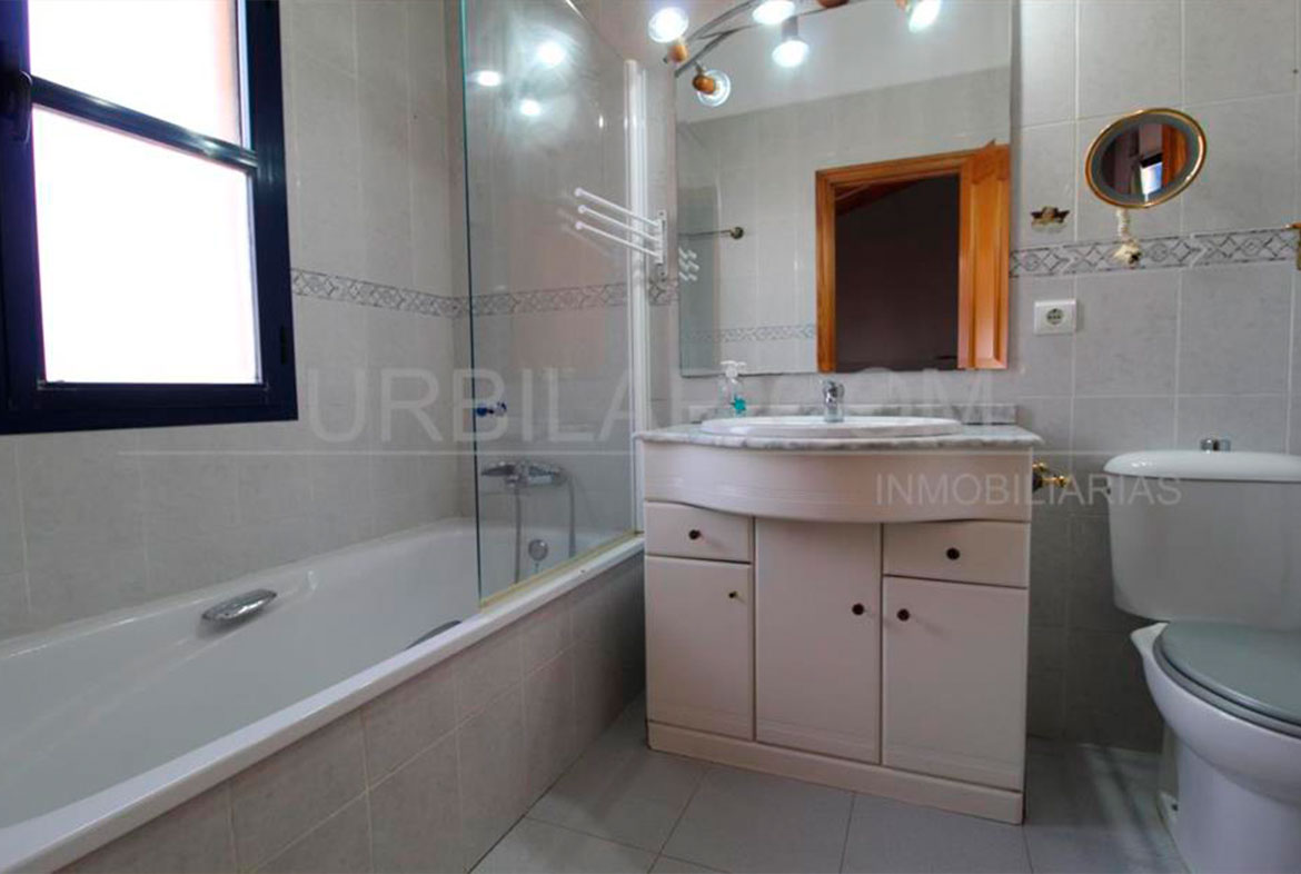 Baño del chalet en Masía de Traver, Riba Roja de Túria | Urbilar