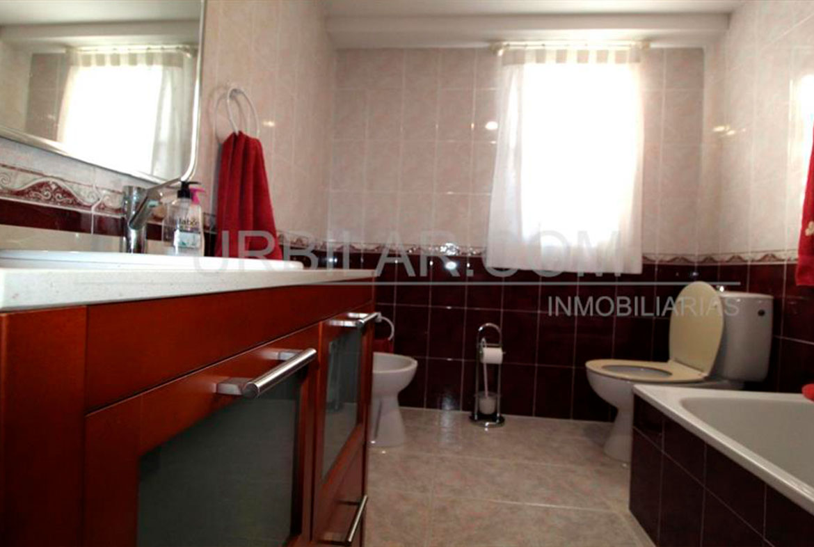 Baño del chalet en Villamarchante Urbanización La Llomaina - Urbilar Inmobiliaria
