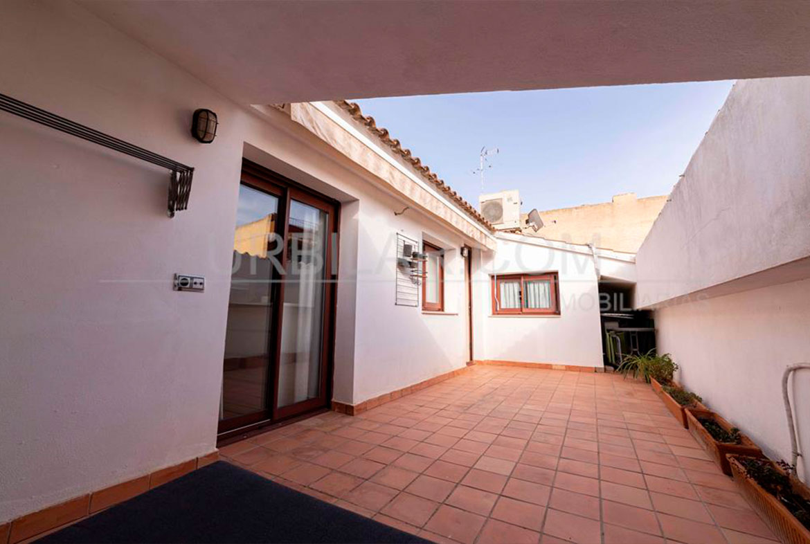 Exterior del chalet en venta en el centro de La Eliana | Urbilar