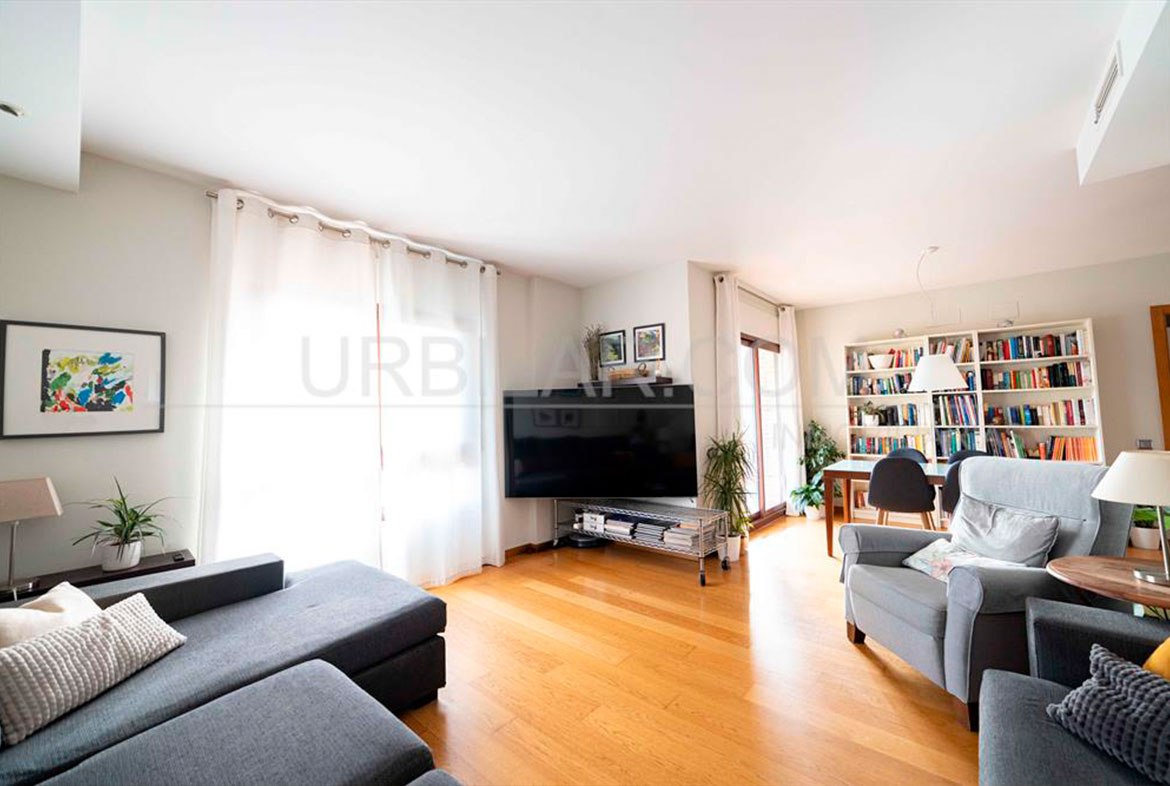 Salón del chalet en venta en el centro de La Eliana | Urbilar