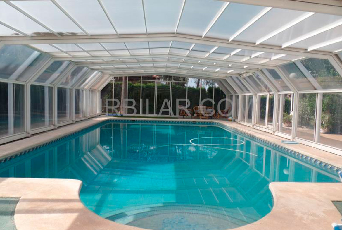 Piscina del chalet en venta en La Eliana | Urbilar