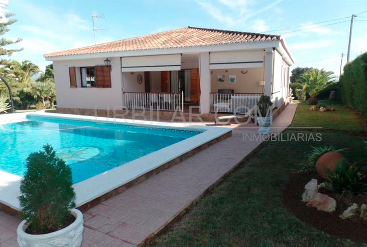 Piscina del chalet en venta en Bétera | Urbilar