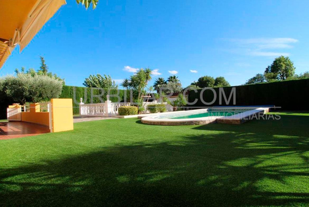Casa con piscina y jardín en Villamarchante Urbanización La Llomaina - Urbilar Inmobiliaria