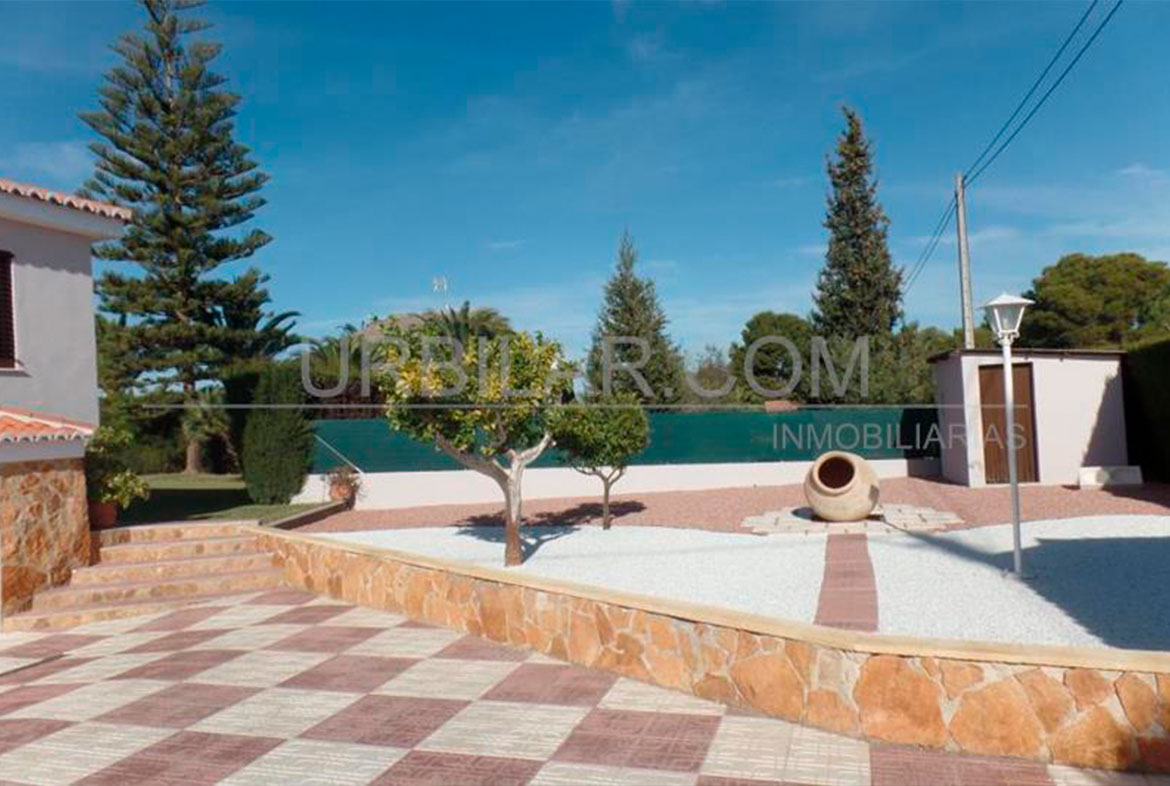 Jardín del chalet en venta en Bétera | Urbilar