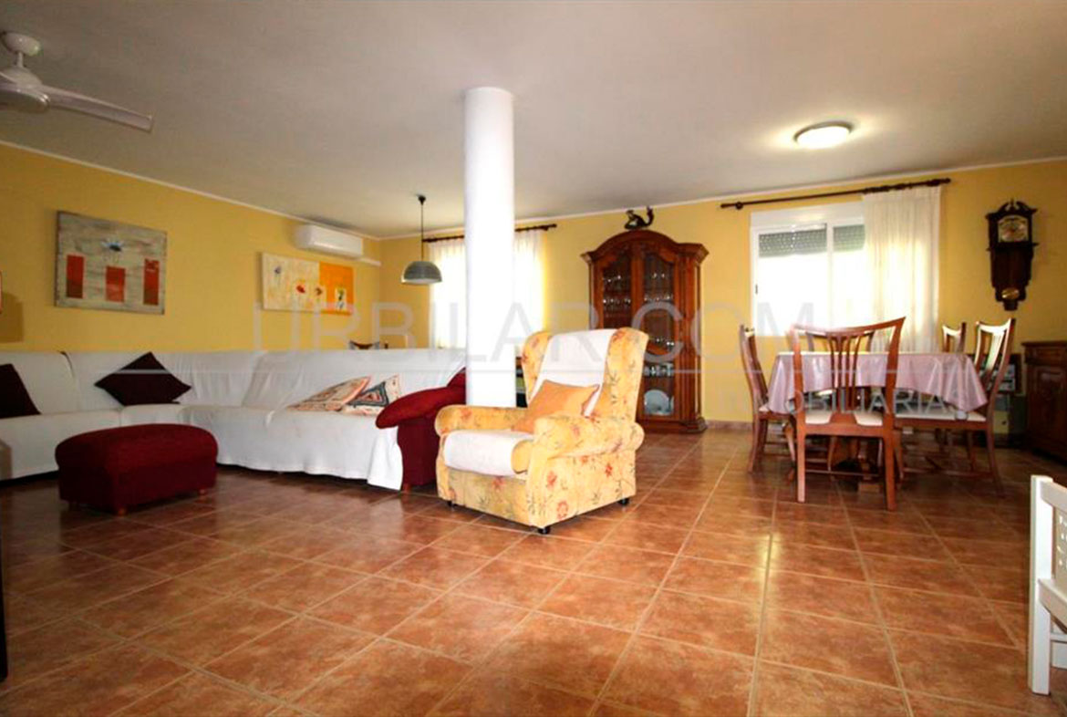Salón luminoso del chalet en Villamarchante Urbanización La Llomaina - Urbilar Inmobiliaria