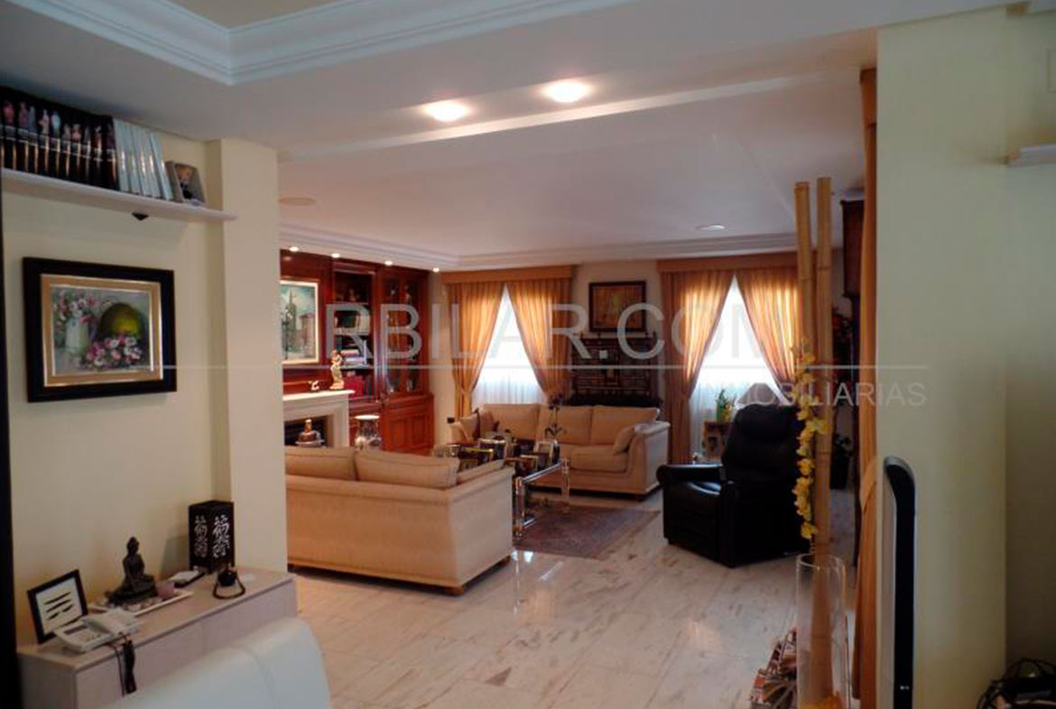 Salón del chalet en venta en La Eliana | Urbilar