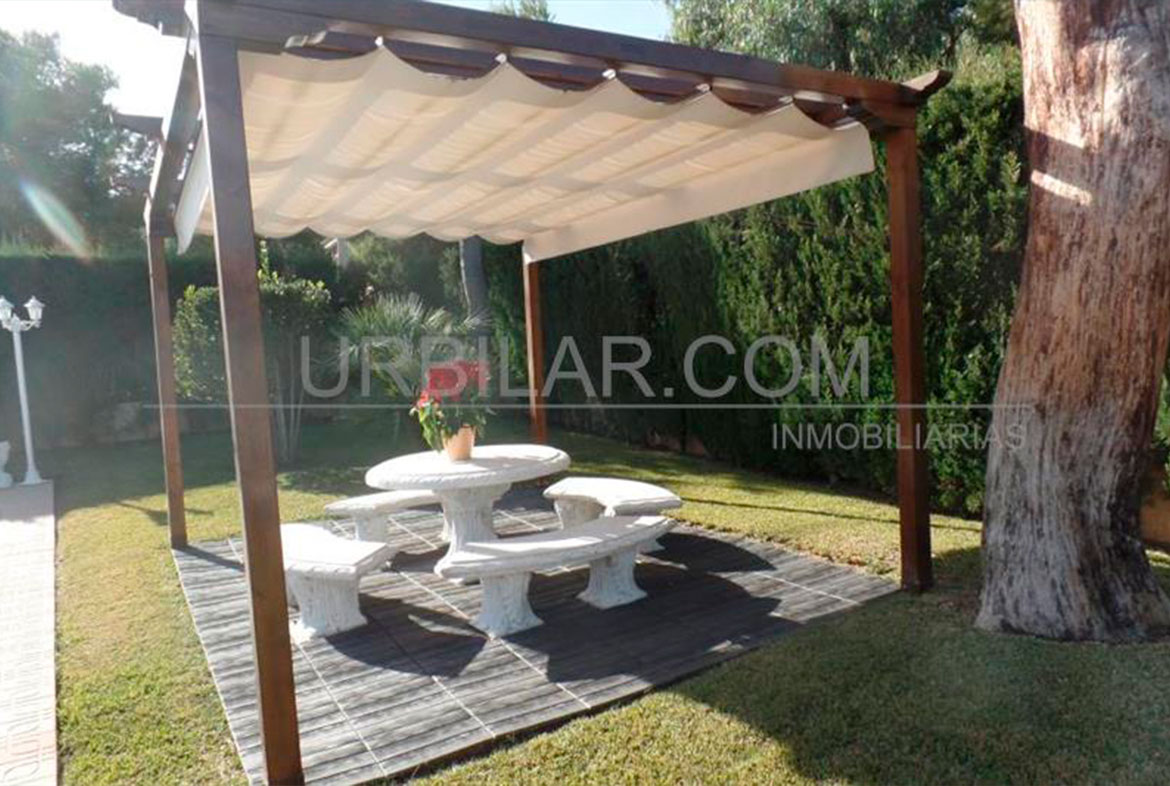 Jardín del chalet en venta en Bétera | Urbilar