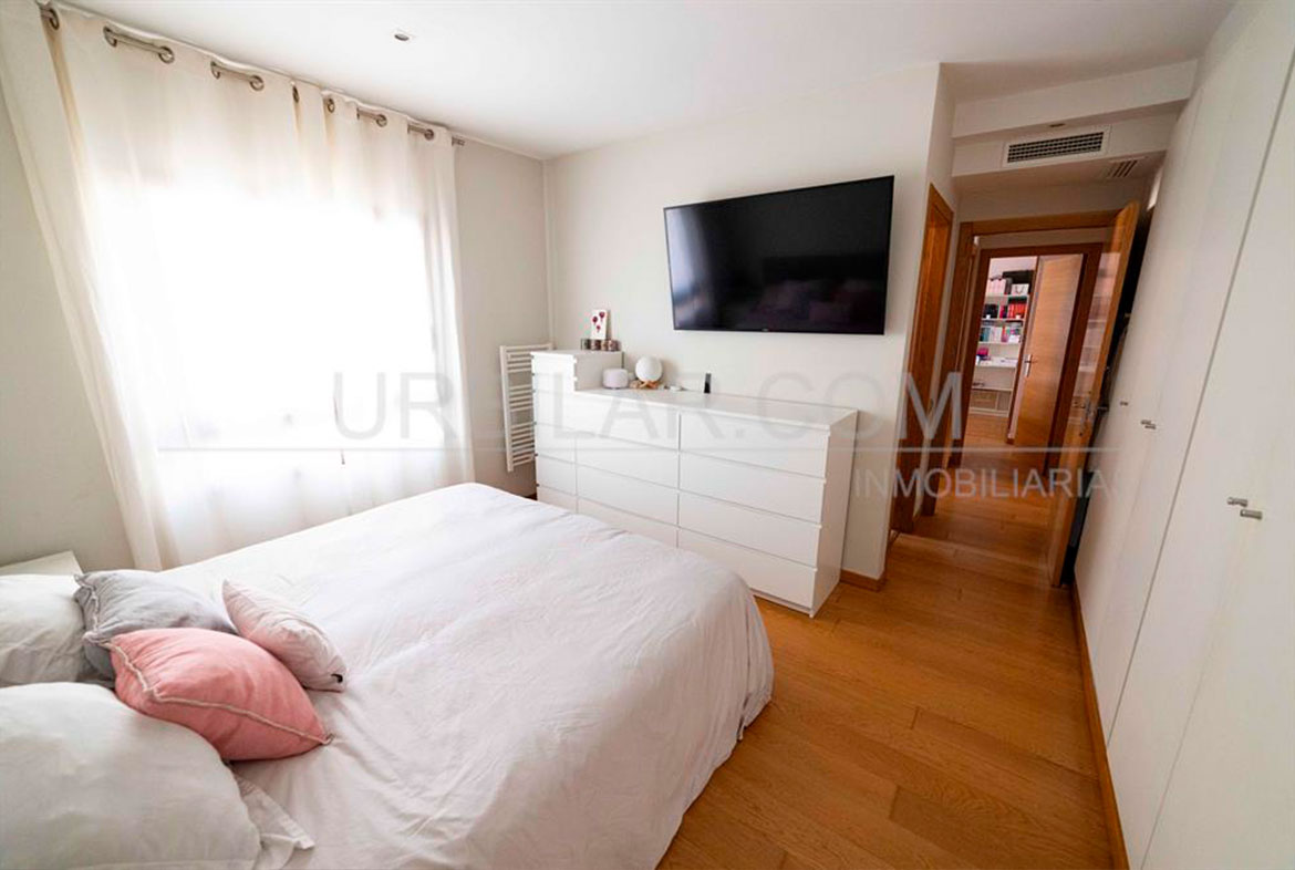 Dormitorio del chalet en venta en el centro de La Eliana | Urbilar