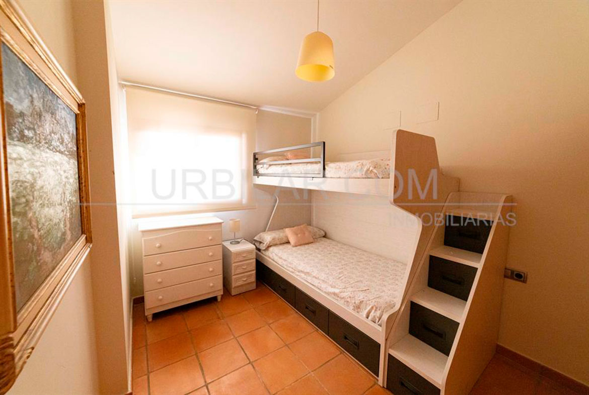Dormitorio del chalet en venta en el centro de La Eliana | Urbilar