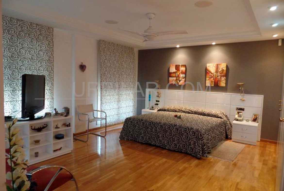 Dormitorio del chalet en venta en La Eliana | Urbilar