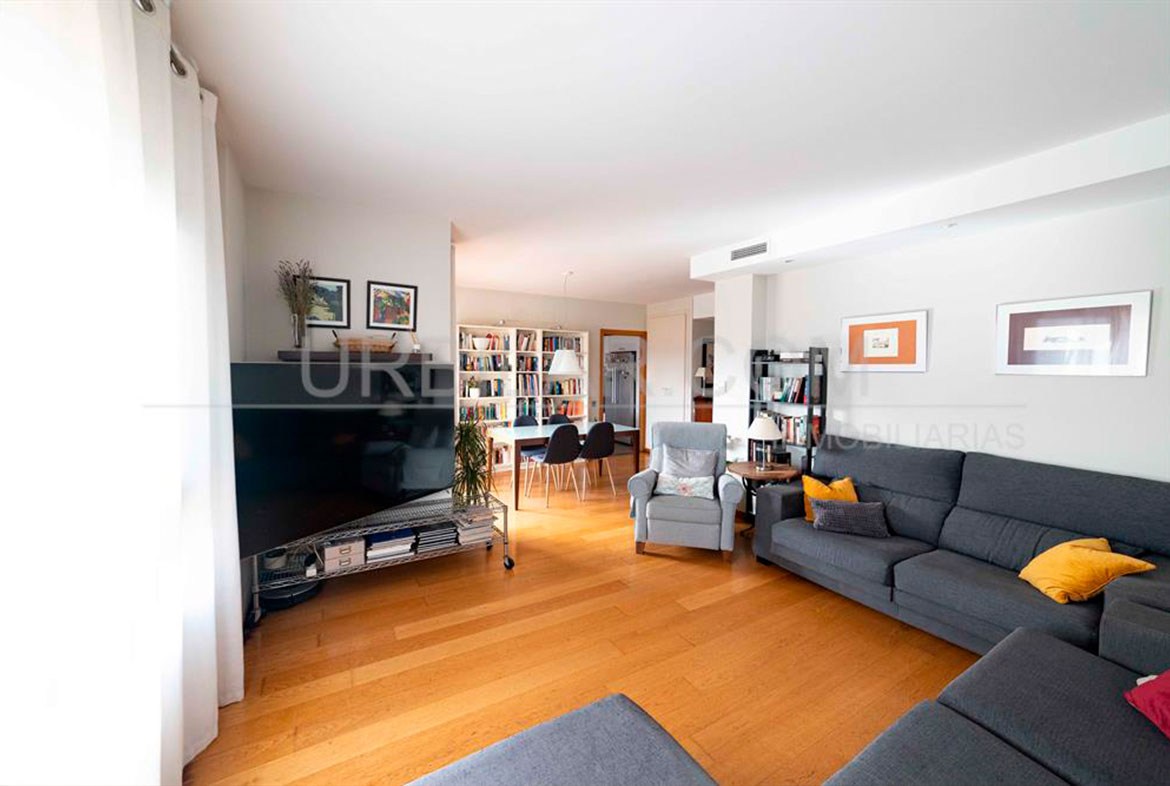 Salón del chalet en venta en el centro de La Eliana | Urbilar