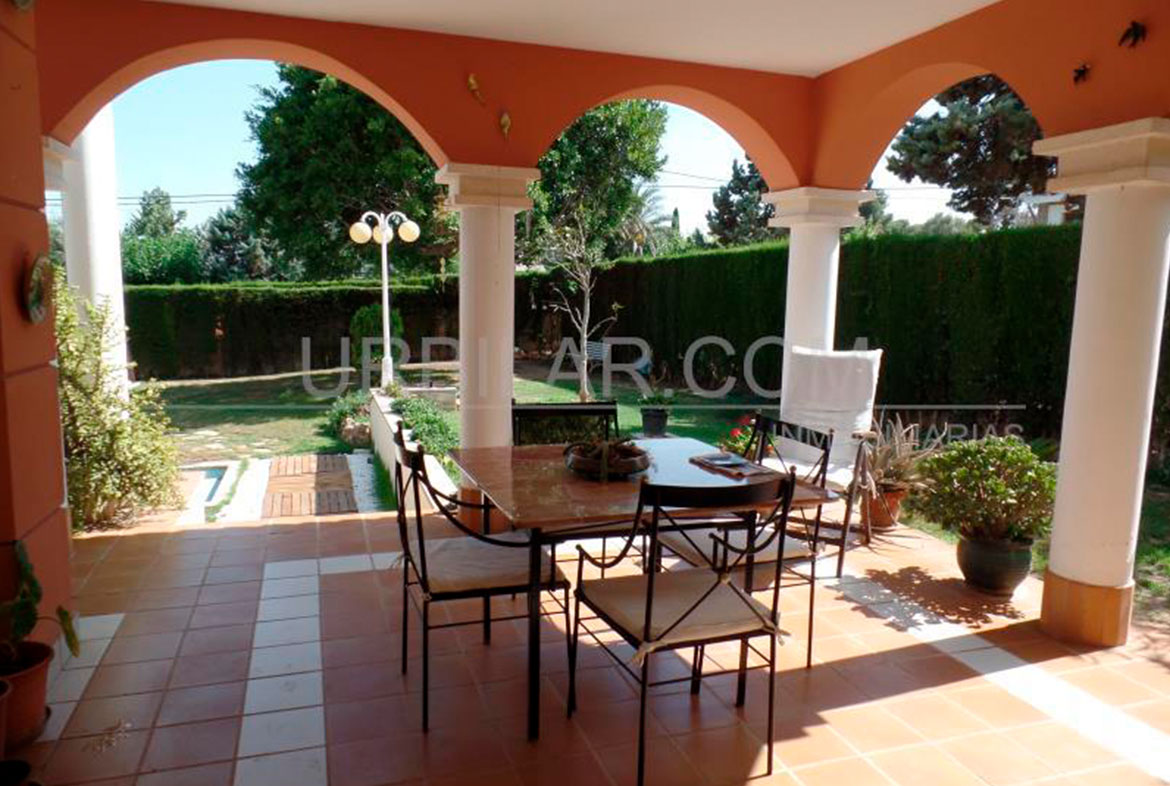 Jardín del chalet en venta en La Eliana | Urbilar