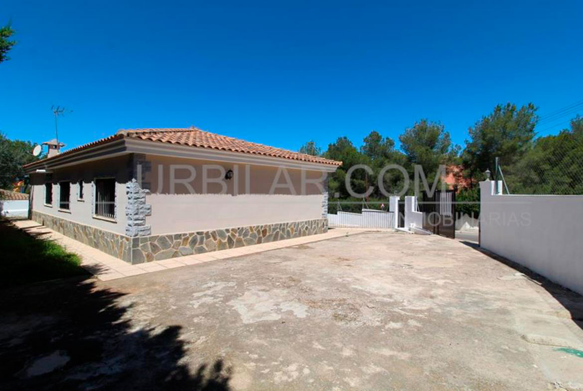 Chalet reformado en Villamarchante | Urbilar
