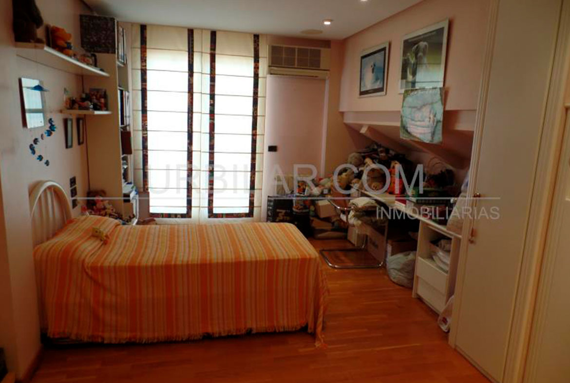 Dormitorio del chalet en venta en La Eliana | Urbilar